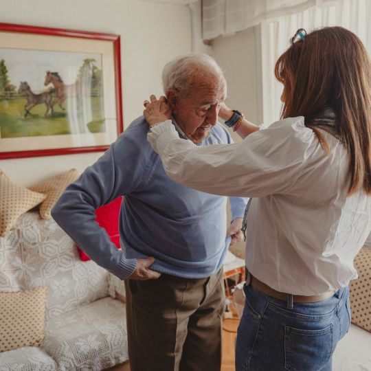 La Diputación de León destina 61M€ al nuevo contrato de servicio de ayuda a domicilio en el medio rural | iStock - elebeZoom
