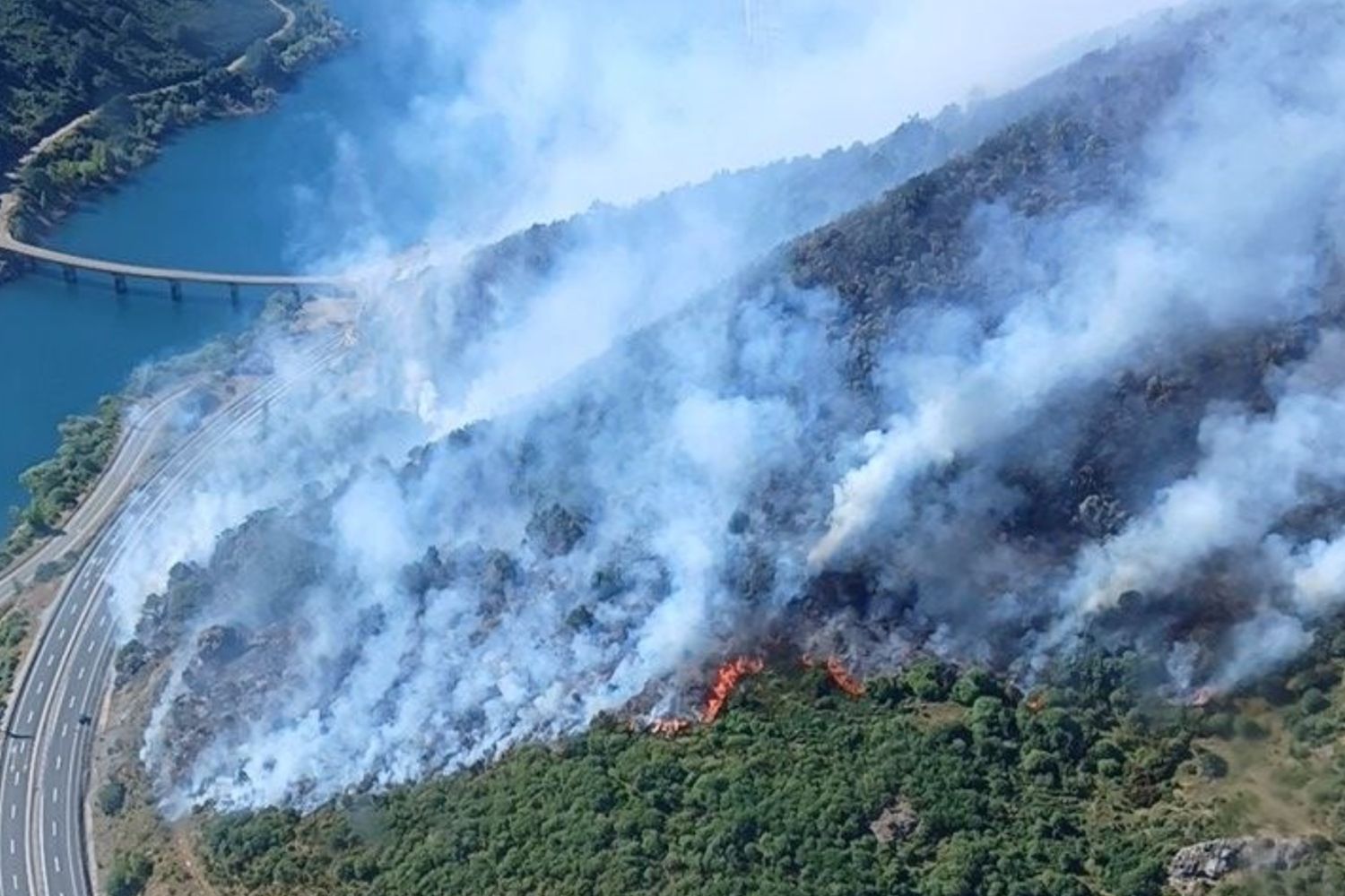 Asciende a nivel 1 el incendio de Sena de Luna que mantiene cerrado el tráfico en la AP-66