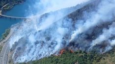 Asciende a nivel 1 el incendio de Sena de Luna que mantiene cerrado el tráfico en la AP-66
