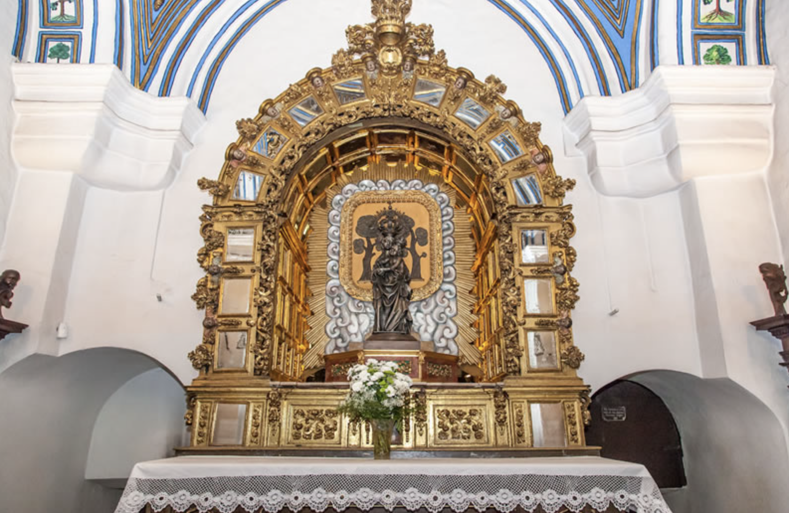 Una réplica de Nuestra Señora la Virgen de la Encina de plata se descubre en el camarín, tras el Altar Mayor | Basílica de la Virgen de la Encina