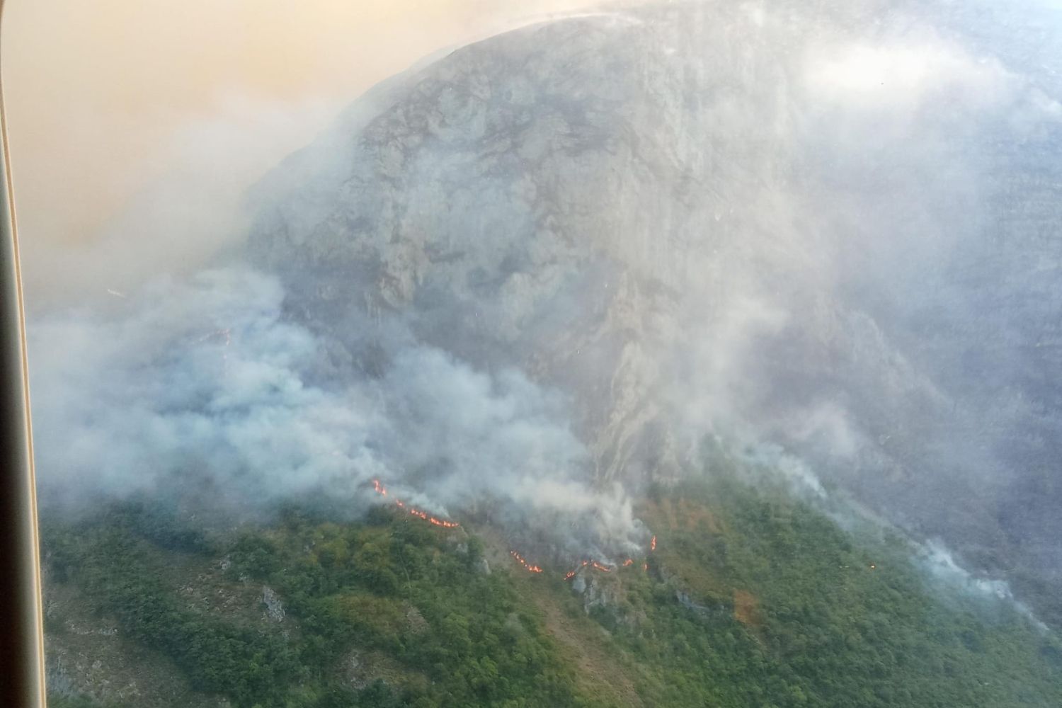 El incendio de Ribota de Sajambre se mantiene en Nivel 2 mientras el trabajo se centra en consolidar el perímetro | ATBrif El incendio de Ribota de Sajambre se mantiene en Nivel 2 mientras el trabajo se centra en consolidar el perímetro | ATBrif