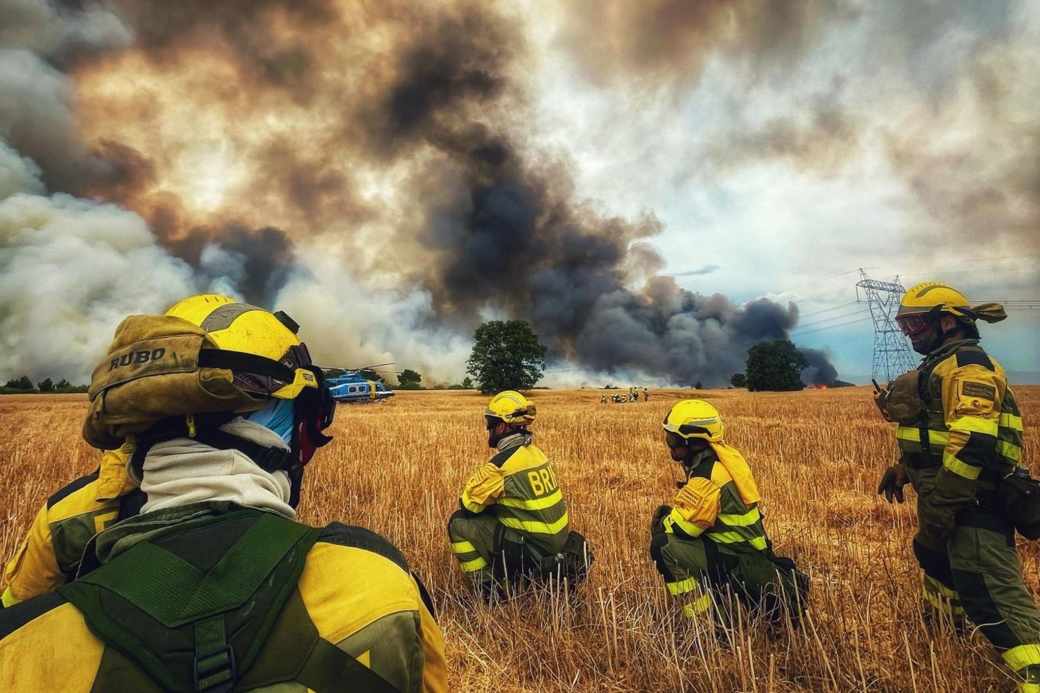 Más de una docena de medios terrestres y aéreos trabajan en un incendio en Porqueros | Brif de Tabuyo Más de una docena de medios terrestres y aéreos trabajan en un incendio en Porqueros | Brif de Tabuyo
