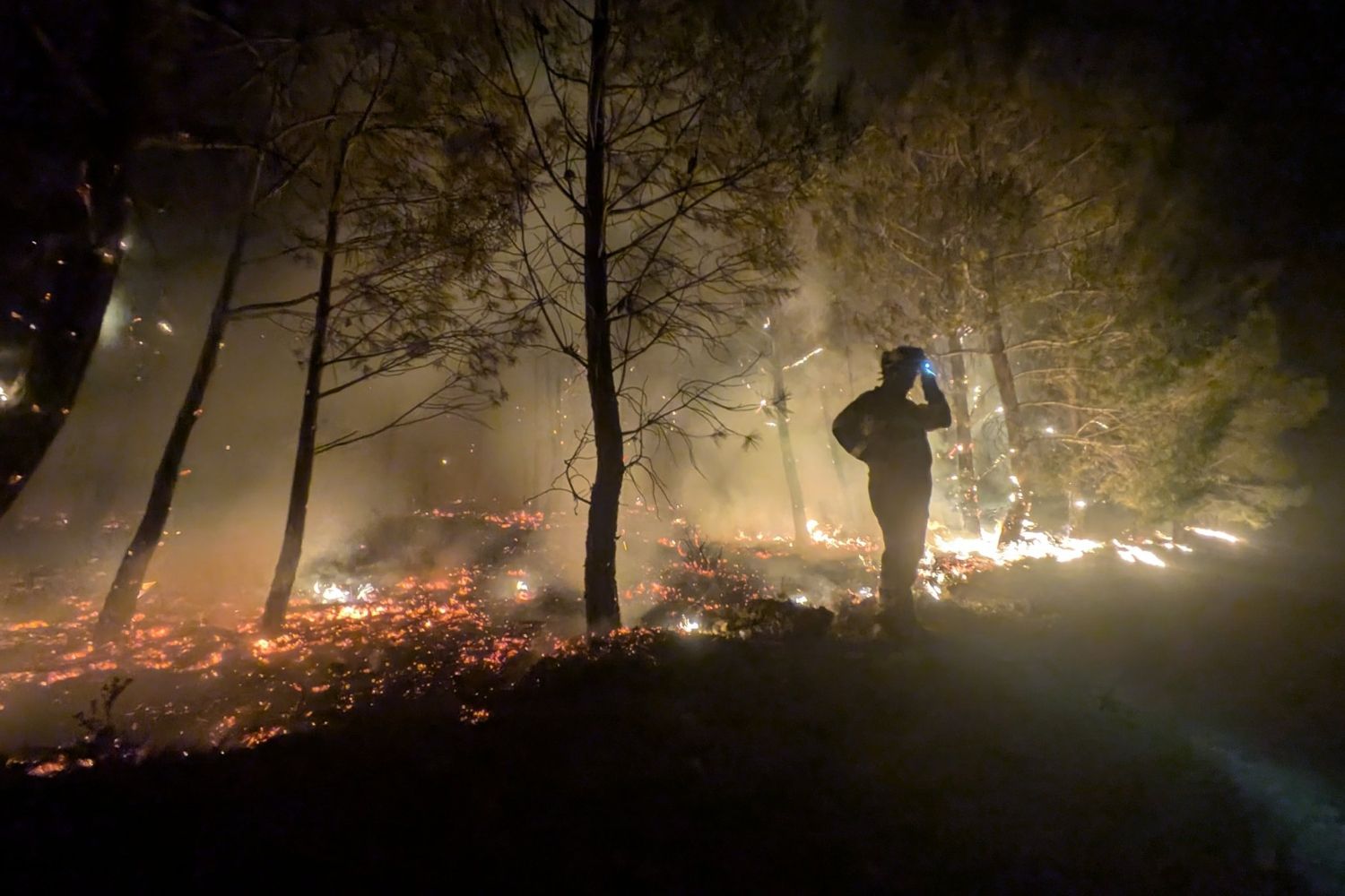 Trabajo nocturno en el incendio de Porqueros | ATBrif