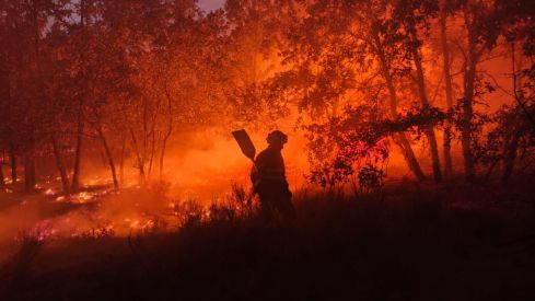 El incendio de Porqueros baja a Nivel 0 después de una noche de fuego técnico para consolidar el perímetro | ATBrif