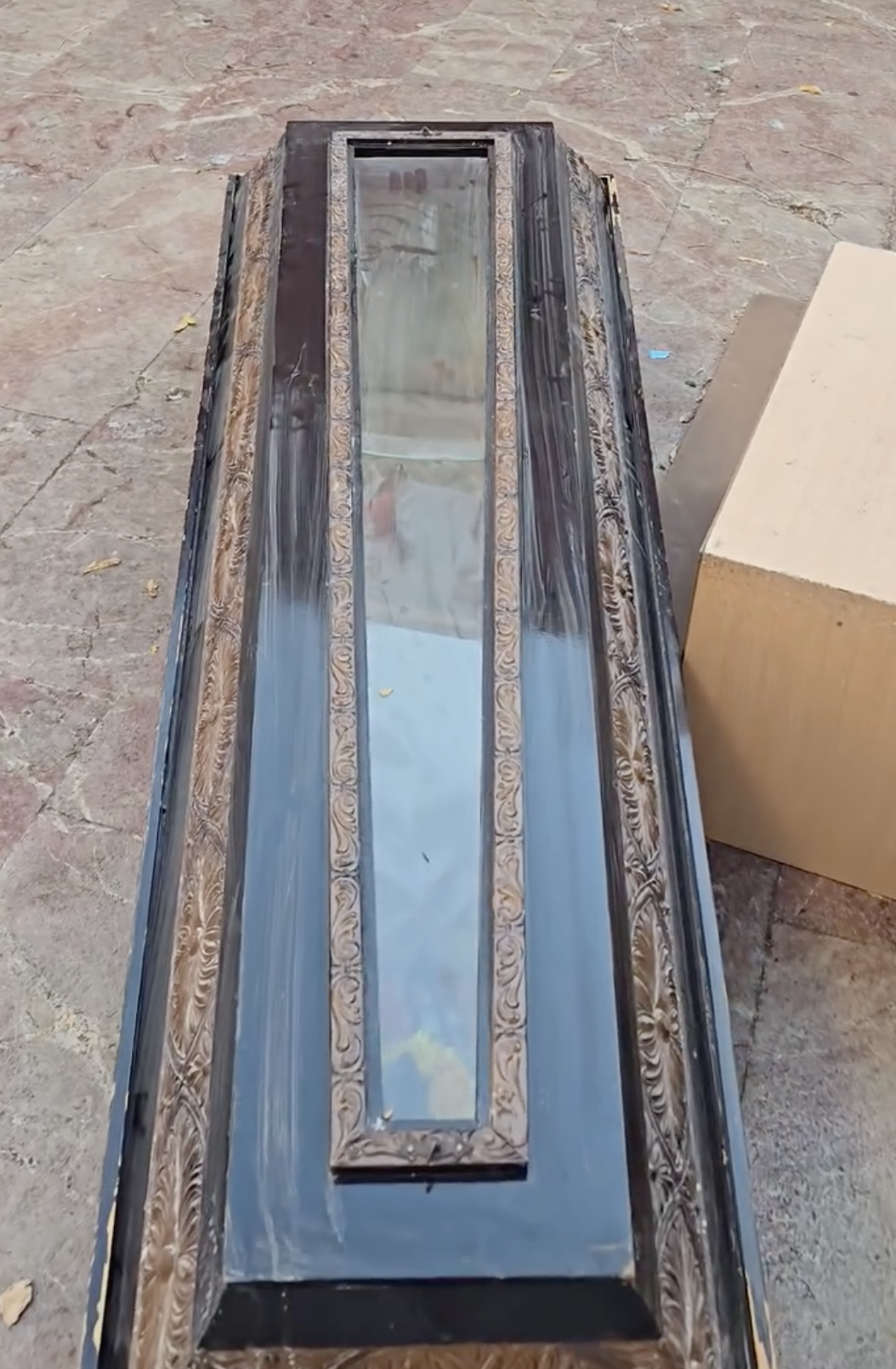 Ataúd que apareció en la plaza del Desenclavo de León