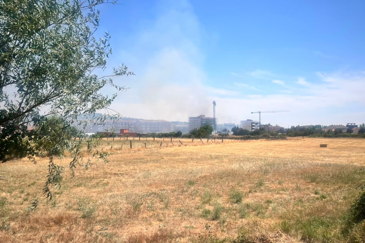 Un incendio cercano a las piscinas sorprende a los bañistas de Villaobispo de las Regueras Un incendio cercano a las piscinas sorprende a los bañistas de Villaobispo de las Regueras