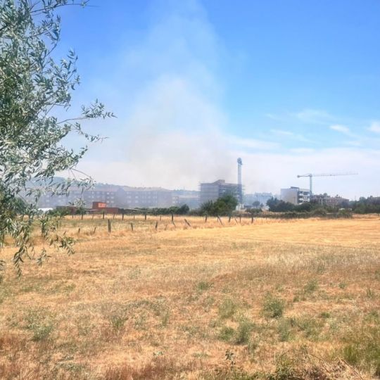 Un incendio cercano a las piscinas sorprende a los bañistas de Villaobispo de las Regueras Un incendio cercano a las piscinas sorprende a los bañistas de Villaobispo de las Regueras