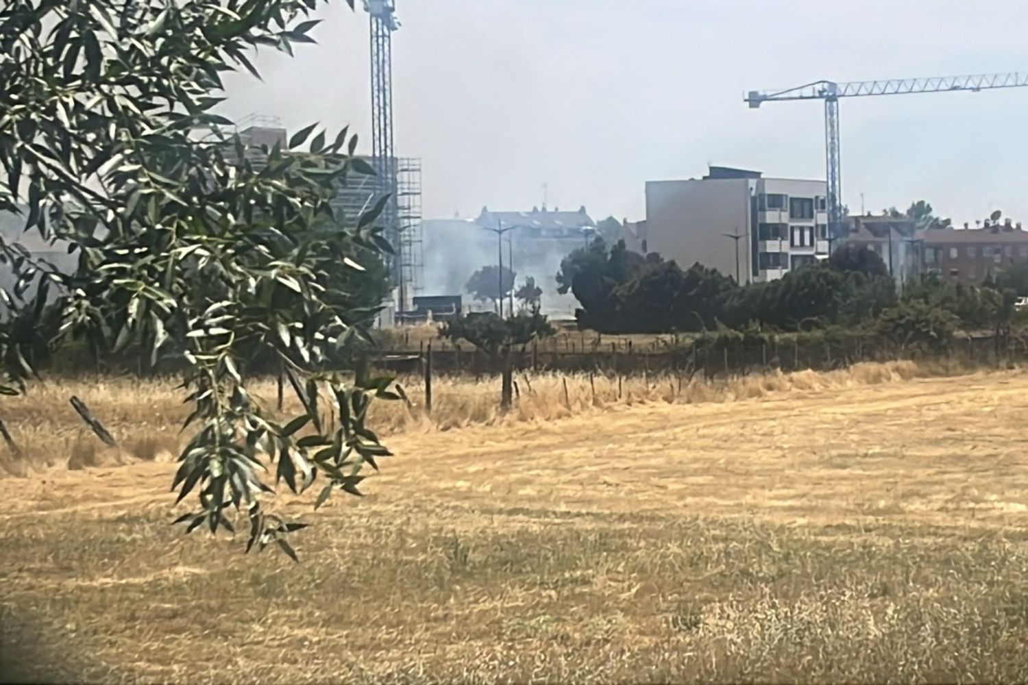 Un incendio cercano a las piscinas sorprende a los bañistas de Villaobispo de las Regueras Un incendio cercano a las piscinas sorprende a los bañistas de Villaobispo de las Regueras