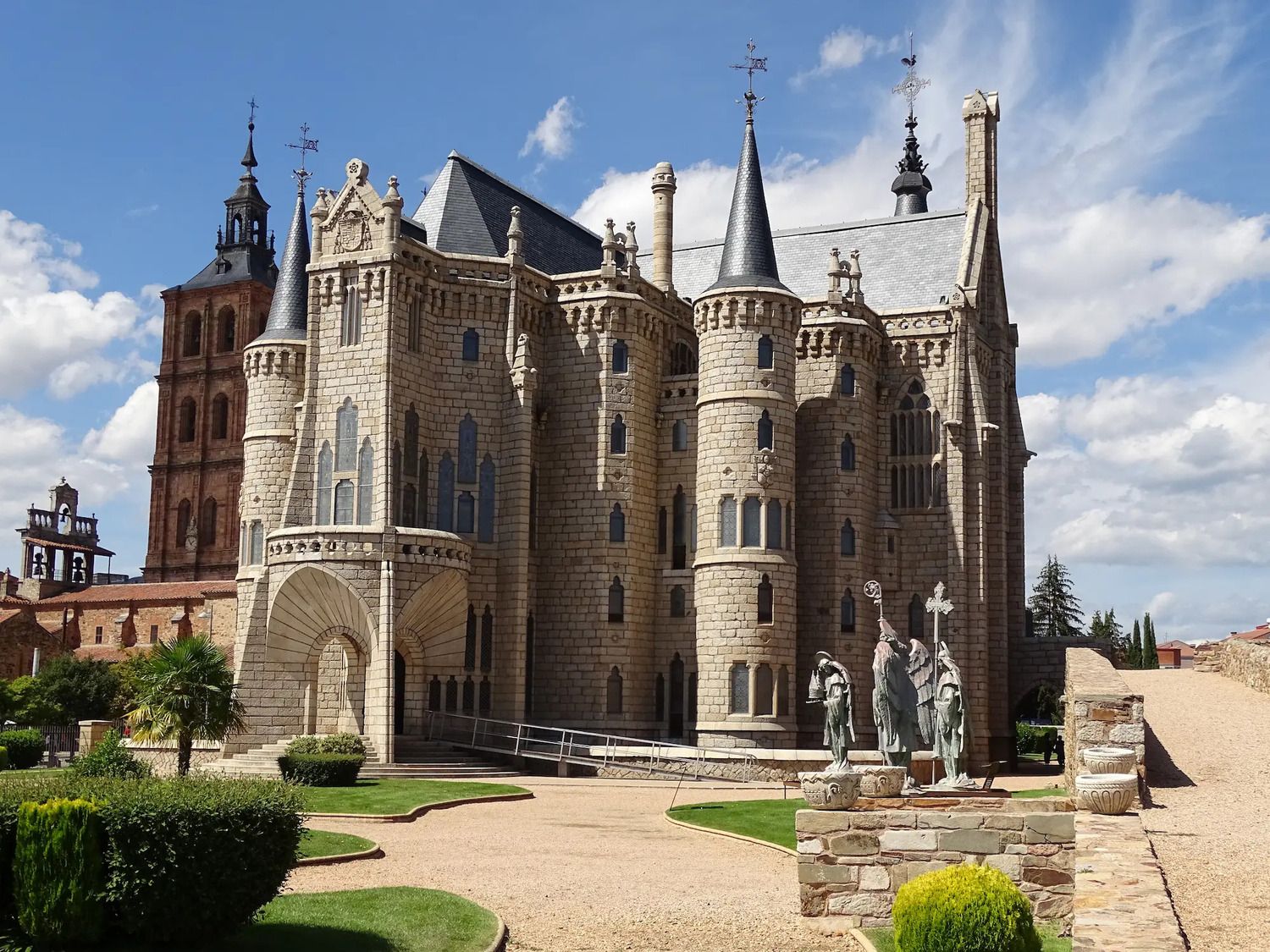 Exterior del Palacio Episcopal de Astorga, diseñado por Antoni Gaudí | Palacio de Gaudí