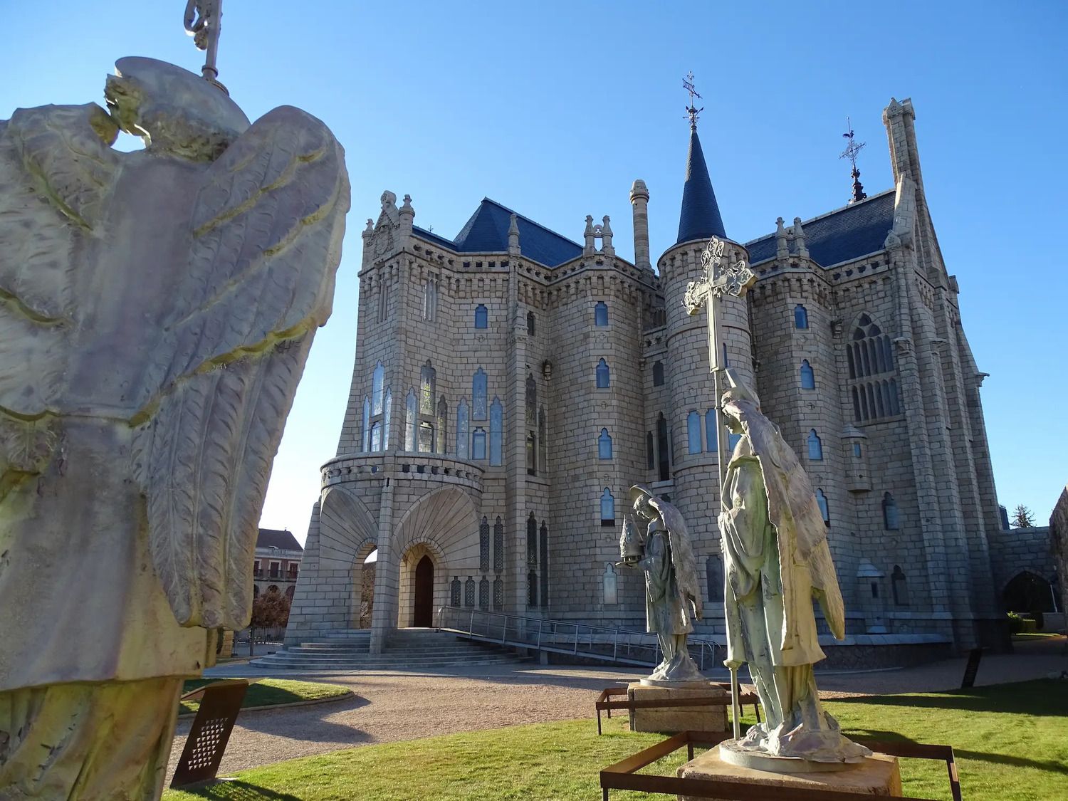 Estatuas de los ángeles en el exterior del Palacio Episcopal de Astorga, diseñado por Antoni Gaudí | Palacio de Gaudí