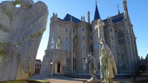 Estatuas de los ángeles en el exterior del Palacio Episcopal de Astorga, diseñado por Antoni Gaudí | Palacio de Gaudí