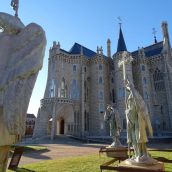 Estatuas de los ángeles en el exterior del Palacio Episcopal de Astorga, diseñado por Antoni Gaudí | Palacio de Gaudí