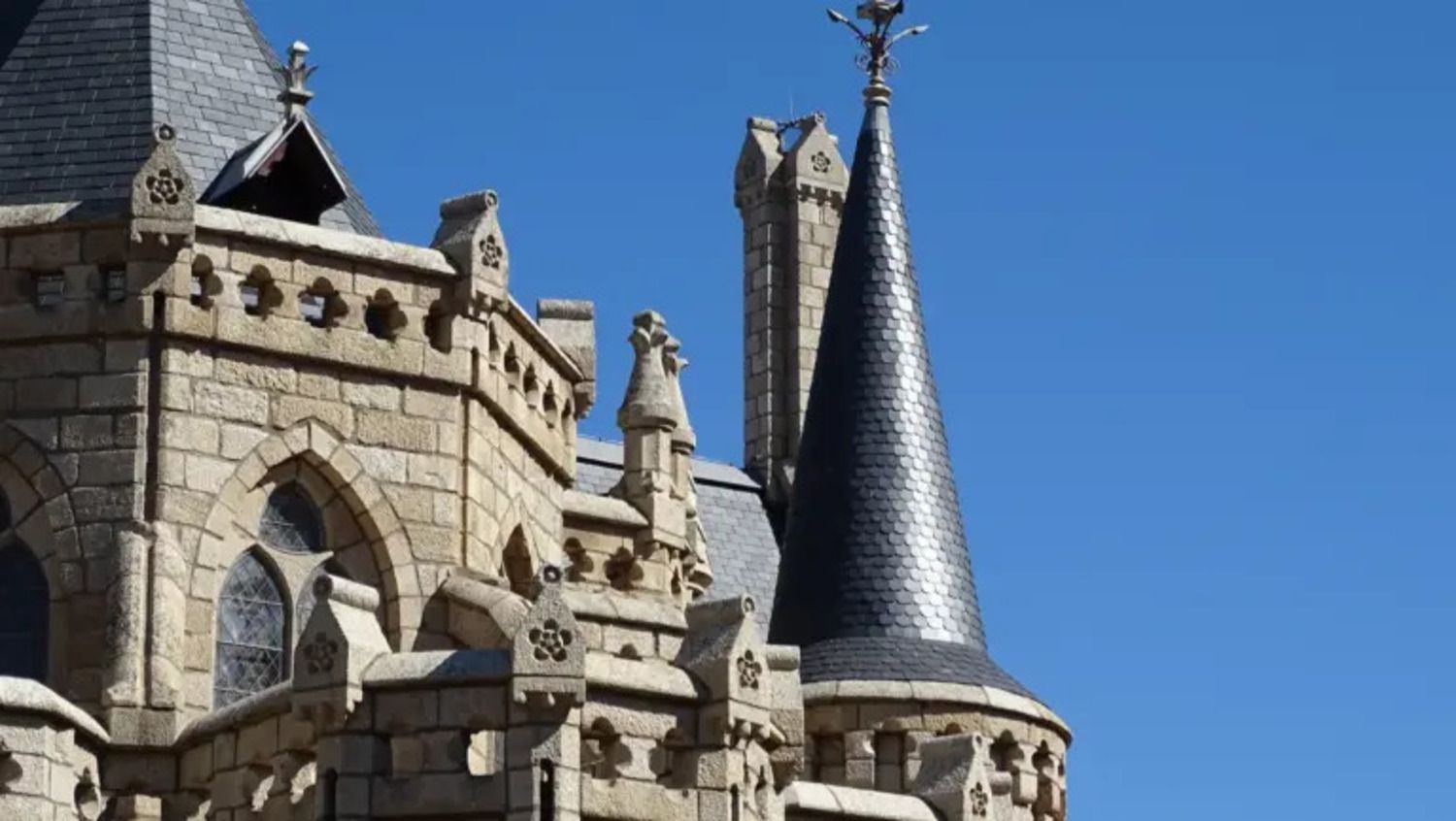 Chapitel de una de las torres del Palacio Episcopal de Astorga, diseñado por Antoni Gaudí | Palacio de Gaudí