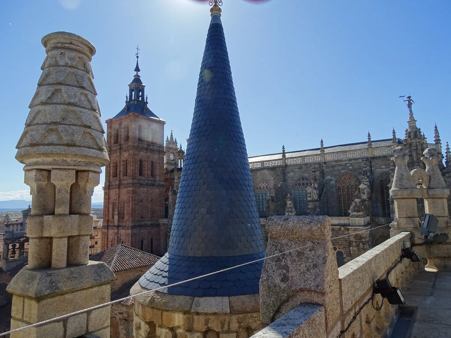 Vista de la parte superior del Palacio Episcopal de Astorga, diseñado por Antoni Gaudí | Palacio de Gaudí