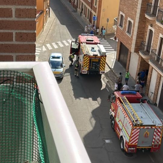 Dos vecinos evitan que un incendio en una vivienda se propague en Valencia de Don Juan | Cedida a InfoLeon Dos vecinos evitan que un incendio en una vivienda se propague en Valencia de Don Juan | Cedida a InfoLeon