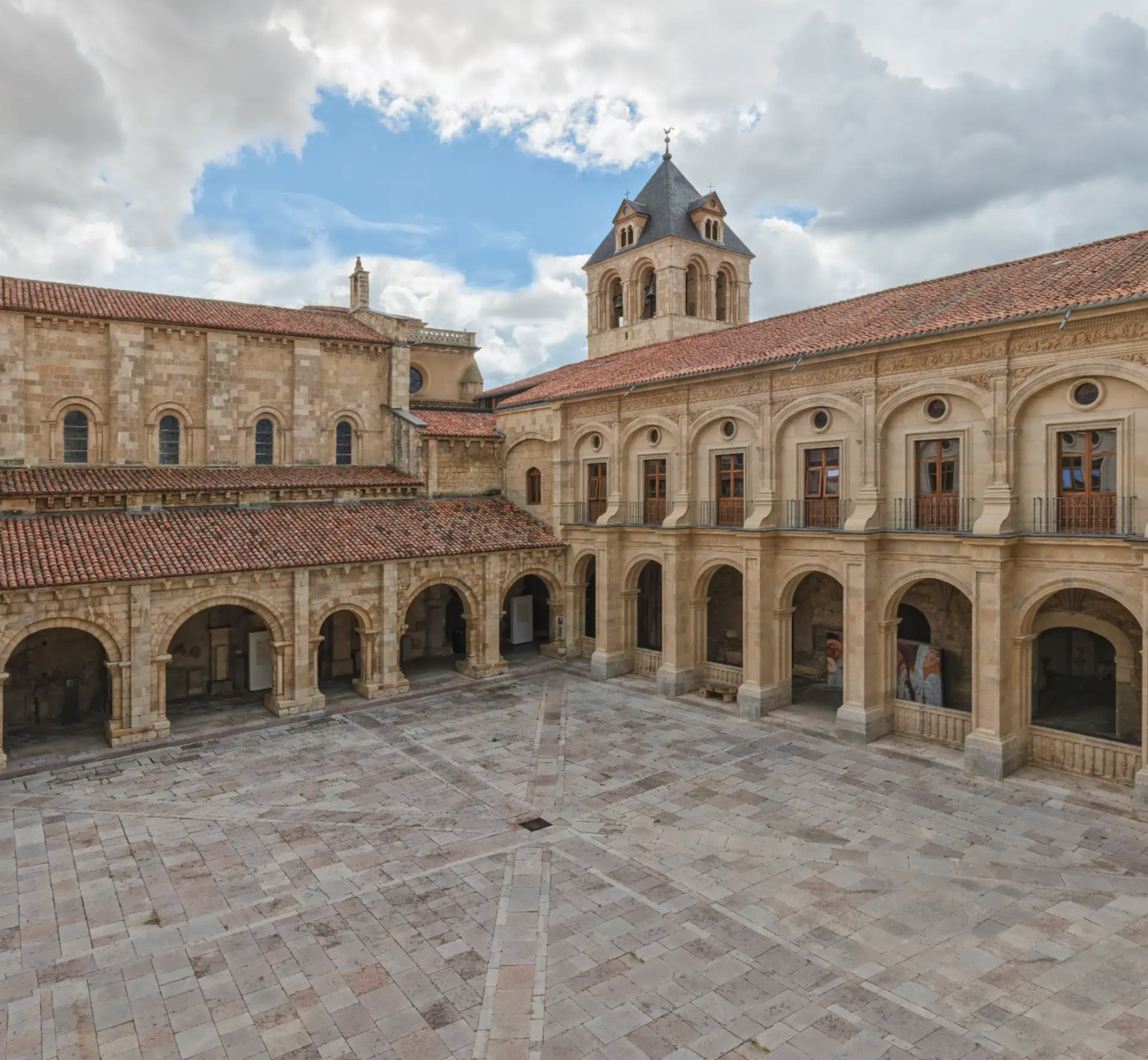 Claustro principal de la Real Colegiata Basílica de San Isidoro en León | Fernando Ruíz Tomé - Museo de San Isidoro