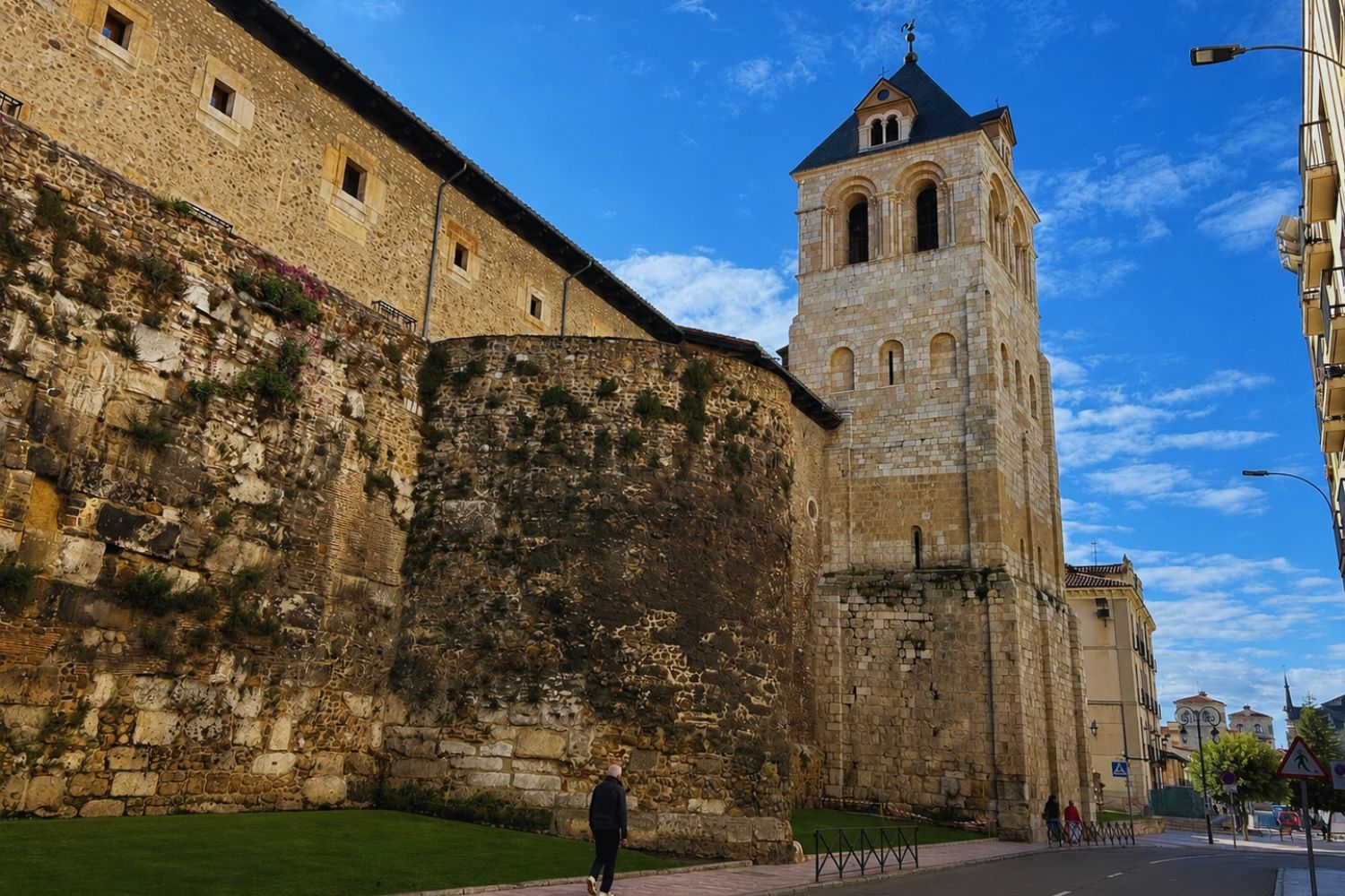 Torre del Gallo y los cubos de la Real Colegiata Basílica de San Isidoro de León
