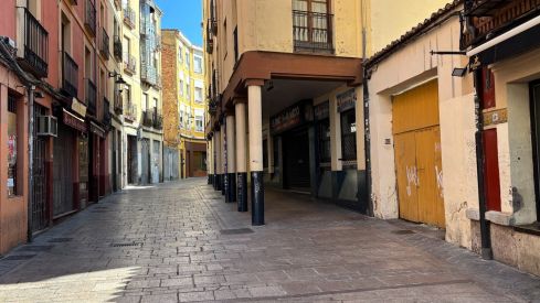 Suceso InfoLeón | Apuñalan a un hombre durante una pelea en la calle Zapaterías de León