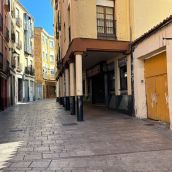 Suceso InfoLeón | Apuñalan a un hombre durante una pelea en la calle Zapaterías de León