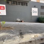 Tres heridos tras chocar contra un muro en la calle Campanillas de León