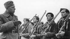 Cadetes españoles del bando sublevado recibiendo instrucción por un oficial alemán de la Legión Cóndor | Archivo Federal de Alemania Cadetes españoles del bando sublevado recibiendo instrucción por un oficial alemán de la Legión Cóndor | Archivo Federal de Alemania