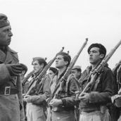 Cadetes españoles del bando sublevado recibiendo instrucción por un oficial alemán de la Legión Cóndor | Archivo Federal de Alemania