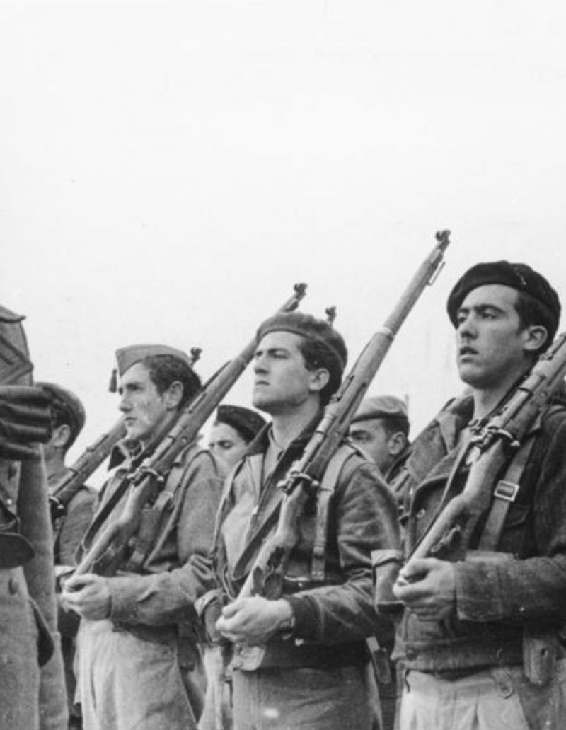Cadetes españoles del bando sublevado recibiendo instrucción por un oficial alemán de la Legión Cóndor | Archivo Federal de Alemania