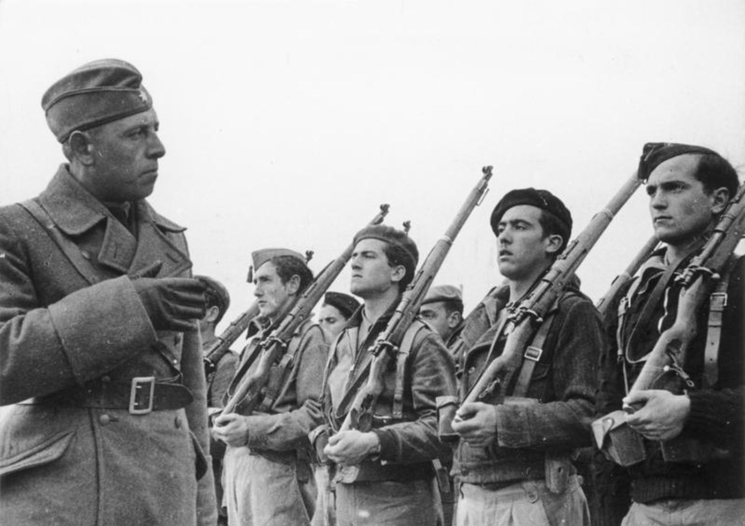 Cadetes españoles del bando sublevado recibiendo instrucción por un oficial alemán de la Legión Cóndor | Archivo Federal de Alemania Cadetes españoles del bando sublevado recibiendo instrucción por un oficial alemán de la Legión Cóndor | Archivo Federal de Alemania