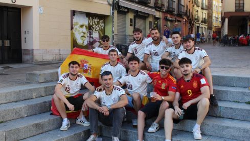 El centro de León se llena pese a no contar con pantalla gigante | José Martín El centro de León se llena pese a no contar con pantalla gigante | José Martín