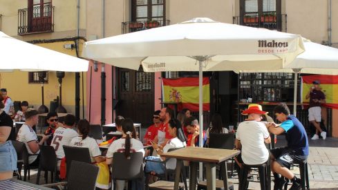 El centro de León se llena pese a no contar con pantalla gigante | José Martín El centro de León se llena pese a no contar con pantalla gigante | José Martín