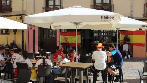 El centro de León se llena pese a no contar con pantalla gigante | José Martín El centro de León se llena pese a no contar con pantalla gigante | José Martín