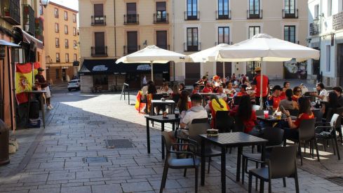 El centro de León se llena pese a no contar con pantalla gigante | José Martín El centro de León se llena pese a no contar con pantalla gigante | José Martín