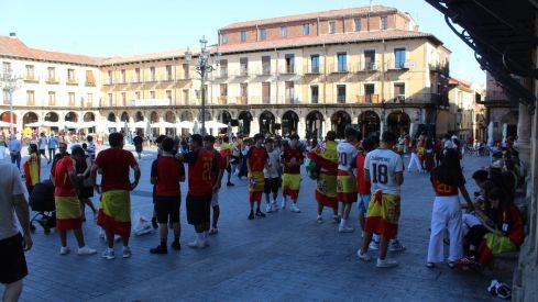 El centro de León se llena pese a no contar con pantalla gigante | José Martín El centro de León se llena pese a no contar con pantalla gigante | José Martín