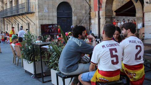 El centro de León se llena pese a no contar con pantalla gigante | José Martín El centro de León se llena pese a no contar con pantalla gigante | José Martín