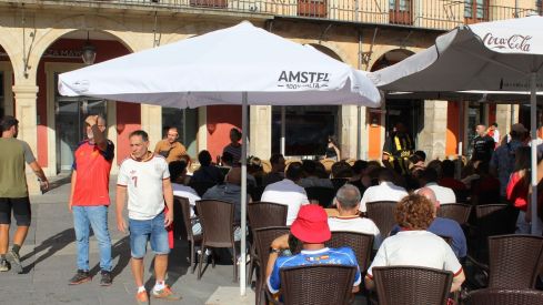 El centro de León se llena pese a no contar con pantalla gigante | José Martín El centro de León se llena pese a no contar con pantalla gigante | José Martín