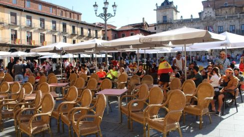 El centro de León se llena pese a no contar con pantalla gigante | José Martín El centro de León se llena pese a no contar con pantalla gigante | José Martín