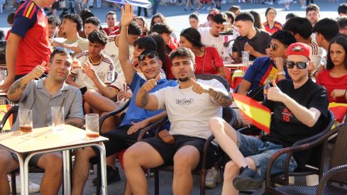 El centro de León se llena pese a no contar con pantalla gigante | José Martín El centro de León se llena pese a no contar con pantalla gigante | José Martín