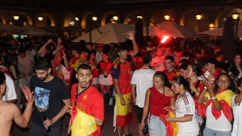 Miles de leoneses toman las calles para festejar el segundo Mundial de España | José Martín Miles de leoneses toman las calles para festejar el segundo Mundial de España | José Martín