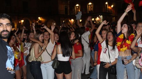 Miles de leoneses toman las calles para festejar el segundo Mundial de España | José Martín Miles de leoneses toman las calles para festejar el segundo Mundial de España | José Martín