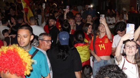 Miles de leoneses toman las calles para festejar el segundo Mundial de España | José Martín Miles de leoneses toman las calles para festejar el segundo Mundial de España | José Martín