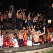 Miles de leoneses vibran al grito de 'Yo soy español' para celebrar el segundo Mundial de España | José Martín Miles de leoneses vibran al grito de 'Yo soy español' para celebrar el segundo Mundial de España | José Martín