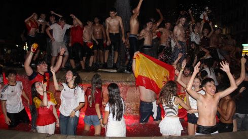 Miles de leoneses toman las calles para festejar el segundo Mundial de España | José Martín Miles de leoneses toman las calles para festejar el segundo Mundial de España | José Martín