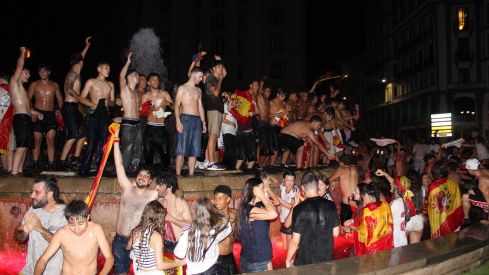 Miles de leoneses toman las calles para festejar el segundo Mundial de España | José Martín Miles de leoneses toman las calles para festejar el segundo Mundial de España | José Martín