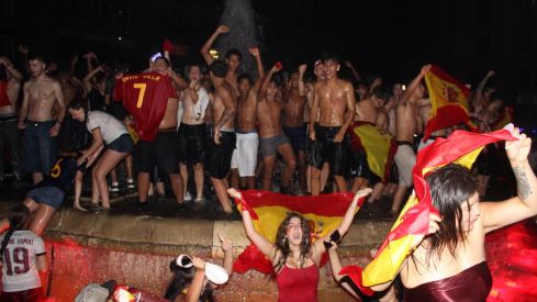 Miles de leoneses toman las calles para festejar el segundo Mundial de España | José Martín Miles de leoneses toman las calles para festejar el segundo Mundial de España | José Martín