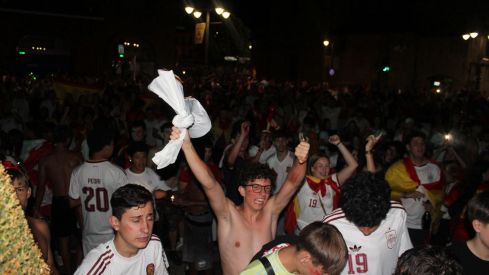 Miles de leoneses toman las calles para festejar el segundo Mundial de España | José Martín Miles de leoneses toman las calles para festejar el segundo Mundial de España | José Martín
