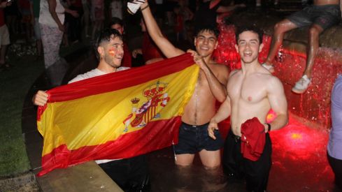 Miles de leoneses toman las calles para festejar el segundo Mundial de España | José Martín Miles de leoneses toman las calles para festejar el segundo Mundial de España | José Martín