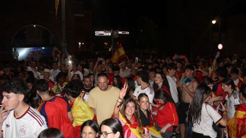 Miles de leoneses toman las calles para festejar el segundo Mundial de España | José Martín Miles de leoneses toman las calles para festejar el segundo Mundial de España | José Martín