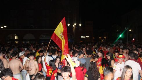 Miles de leoneses toman las calles para festejar el segundo Mundial de España | José Martín Miles de leoneses toman las calles para festejar el segundo Mundial de España | José Martín
