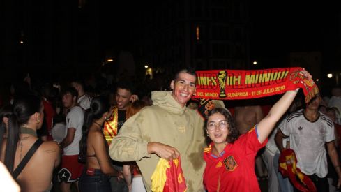 Miles de leoneses toman las calles para festejar el segundo Mundial de España | José Martín Miles de leoneses toman las calles para festejar el segundo Mundial de España | José Martín