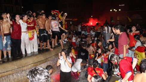Miles de leoneses toman las calles para festejar el segundo Mundial de España | José Martín Miles de leoneses toman las calles para festejar el segundo Mundial de España | José Martín